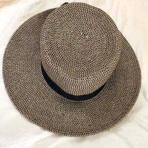 Only worn once cute lightweight adjustable Sun ☀️ 👒 with bow detail